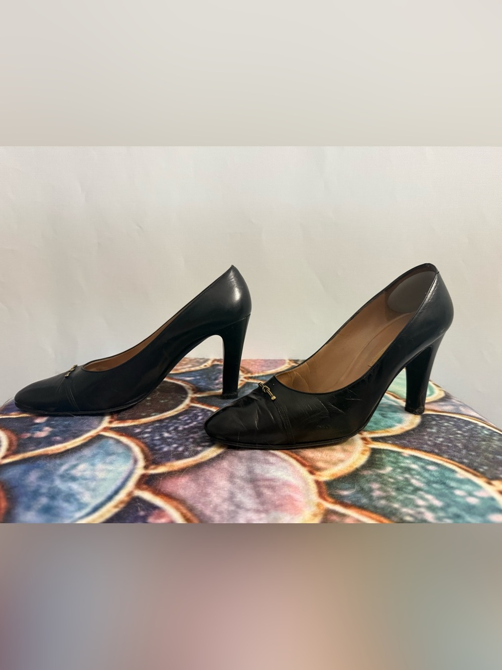 Gucci Vintage Classic Black Leather Women’s Pumps with Gold Accent Made in Italy - Picture 4 of 10